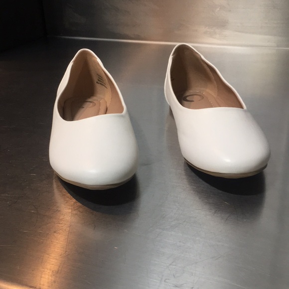 New WB Woman’s Journee Collection Elegant White Women's Flats - Picture 2 of 6